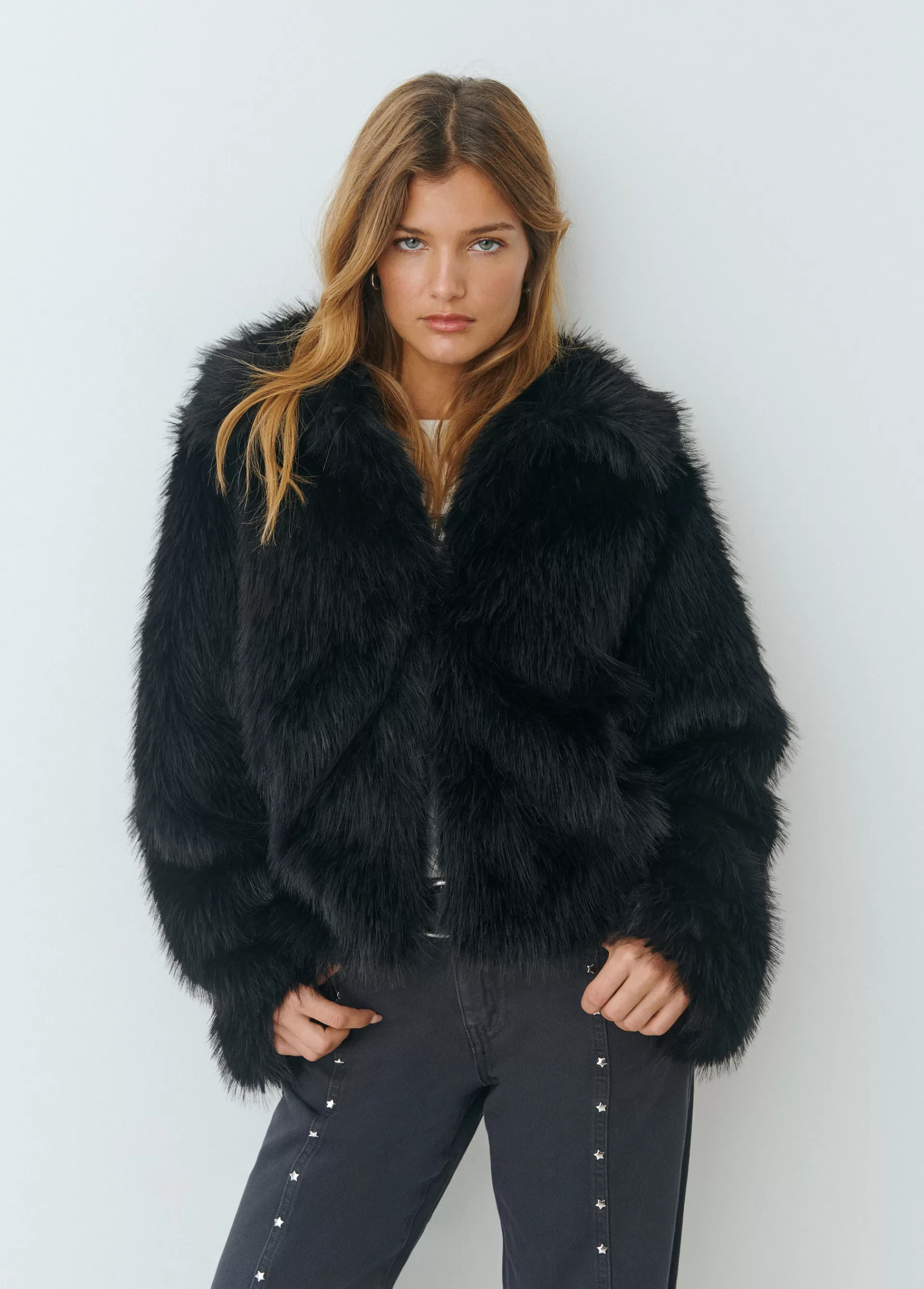 abrigo_corto_cuello_efecto_pelo_2.webp Brownie Abrigo corto cuello efecto pelo