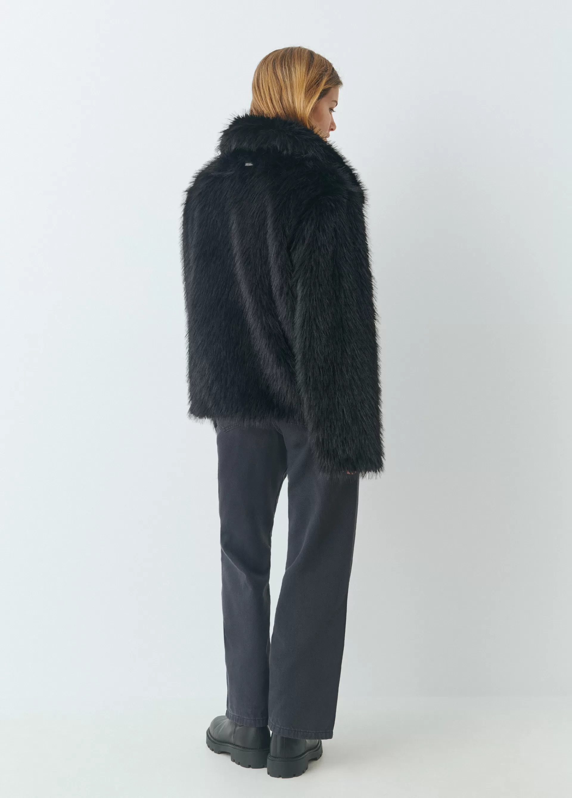 abrigo_corto_cuello_efecto_pelo_3.webp Brownie Abrigo corto cuello efecto pelo