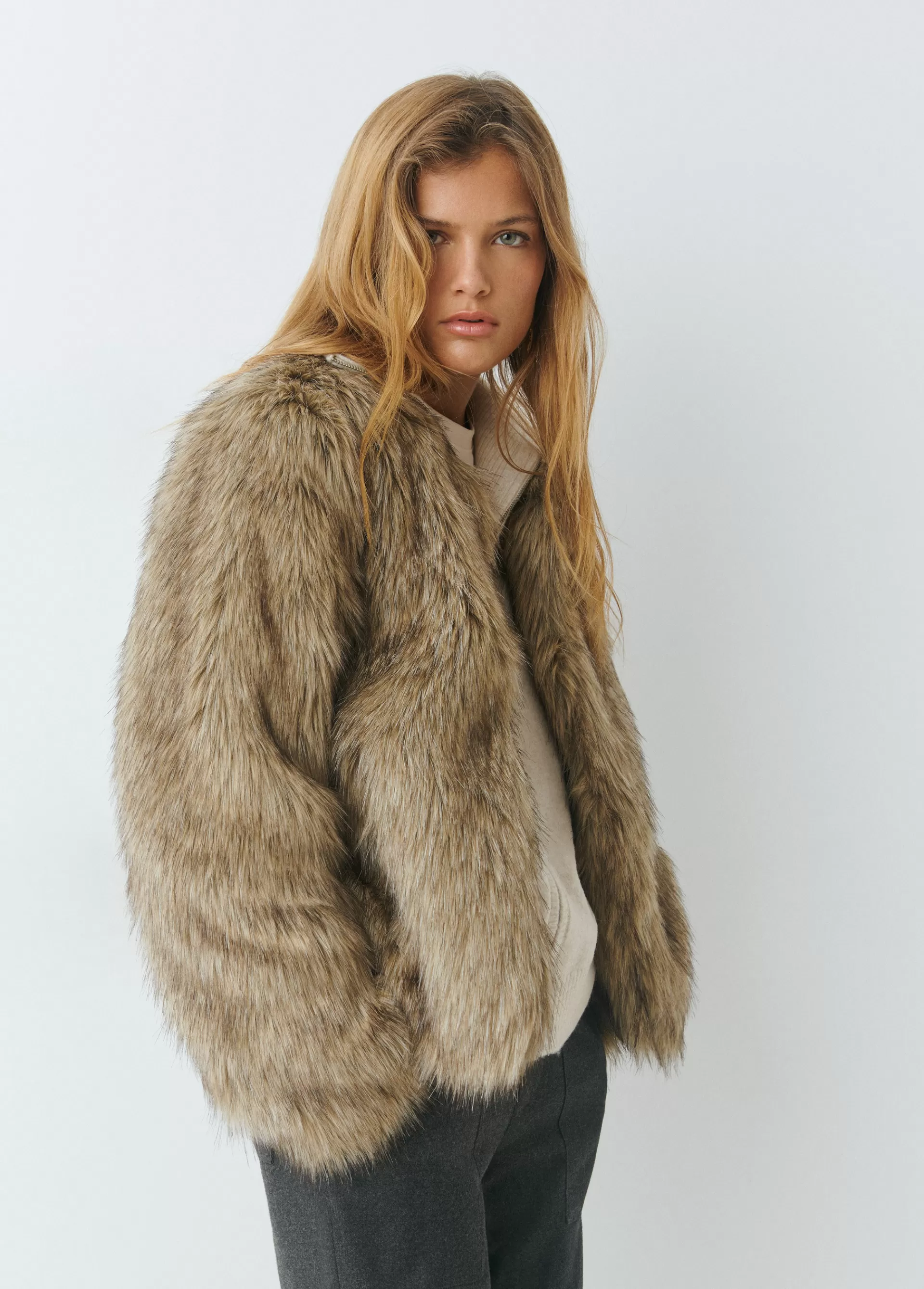 abrigo_corto_efecto_pelo_2.webp Brownie Abrigo corto efecto pelo