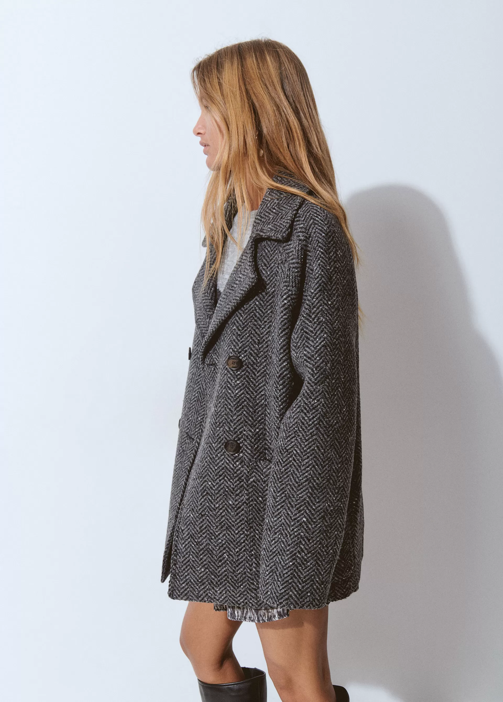 abrigo_cruzado_espiga_con_lana_2.webp Brownie Abrigo cruzado espiga con lana