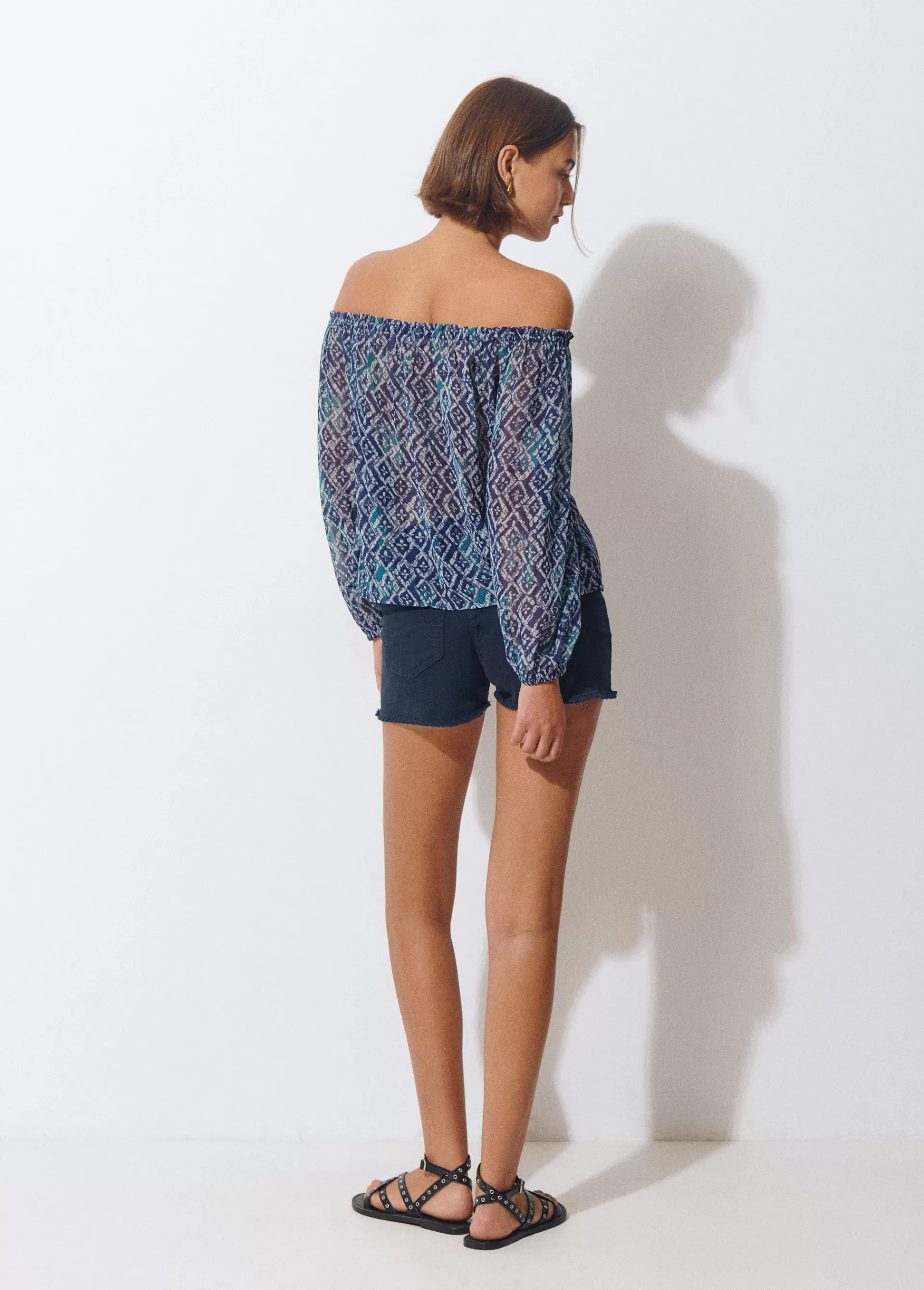 blusa_offshoulder_estampado_ikat_4.webp Brownie Blusa offshoulder estampado ikat