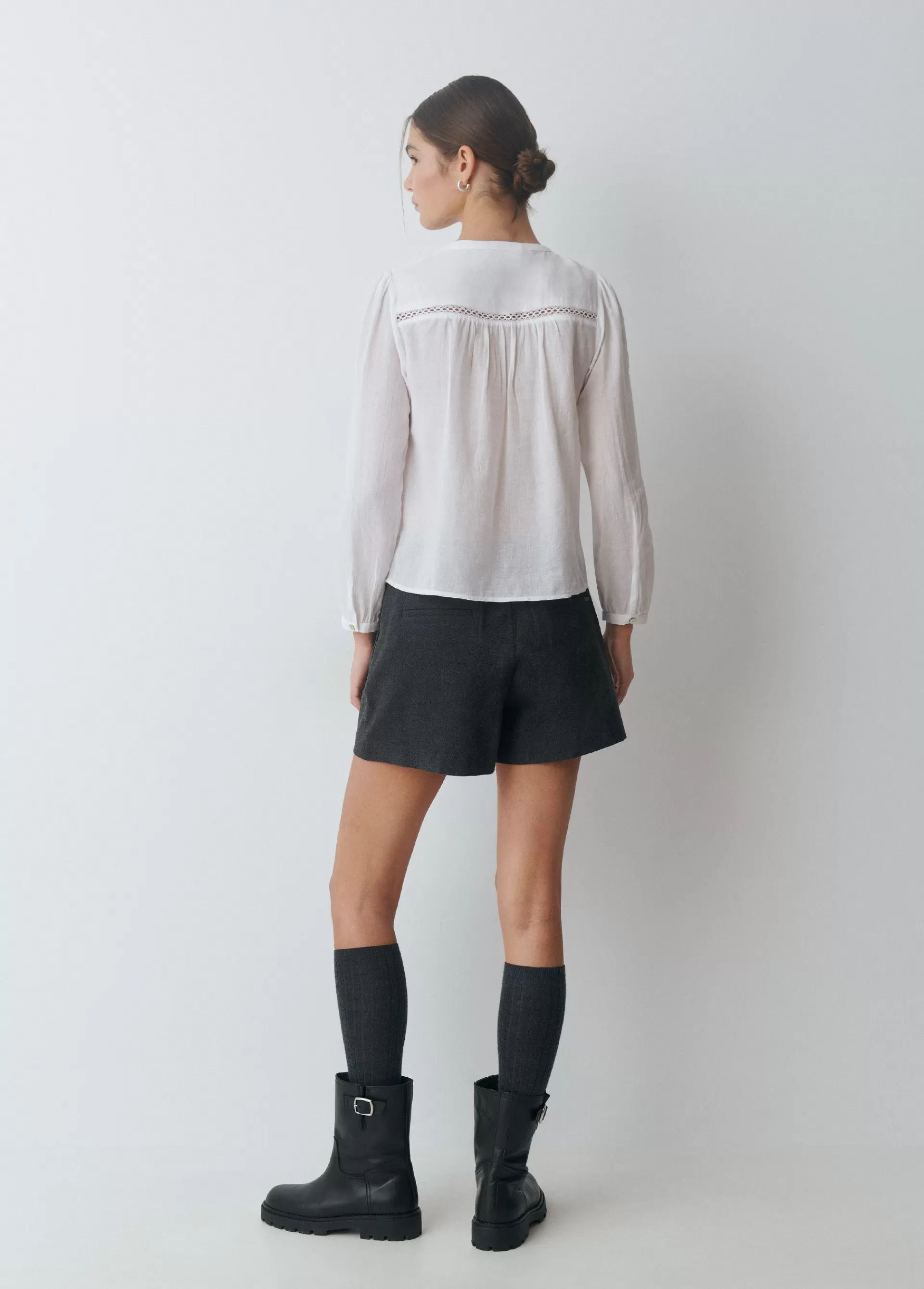 blusa_romntica_detalle_puntillas_3.webp Brownie Blusa romántica detalle puntillas