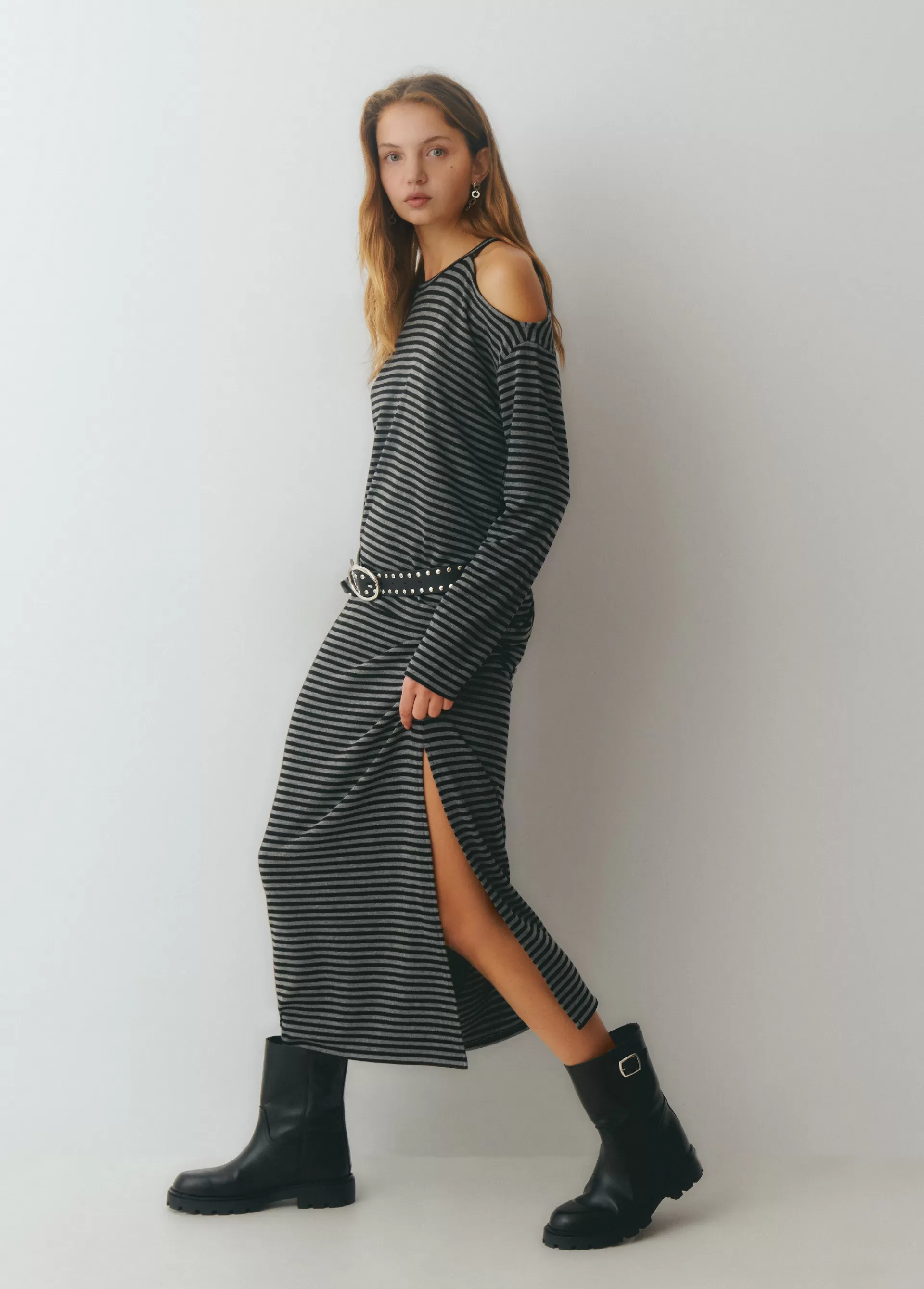 camiseta_cutout_hombro_raya_tejida_2.webp Brownie Camiseta cut-out hombro raya tejida