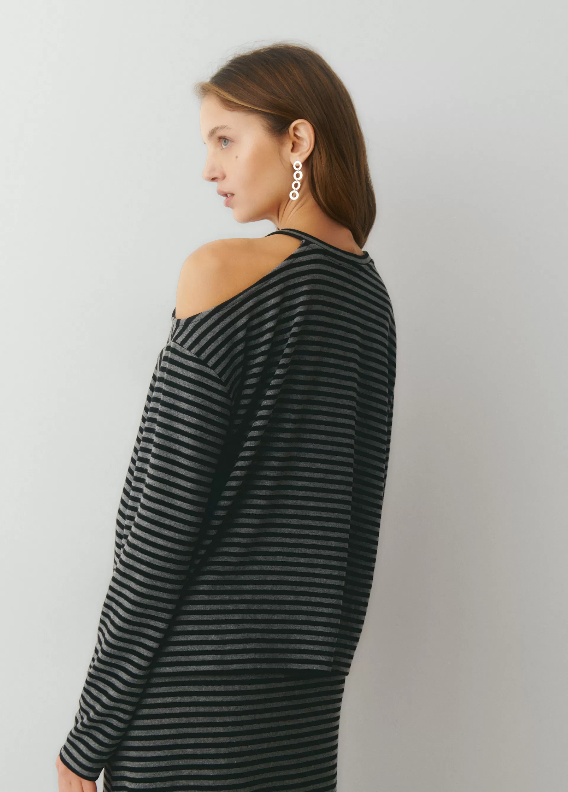 camiseta_cutout_hombro_raya_tejida_3.webp Brownie Camiseta cut-out hombro raya tejida