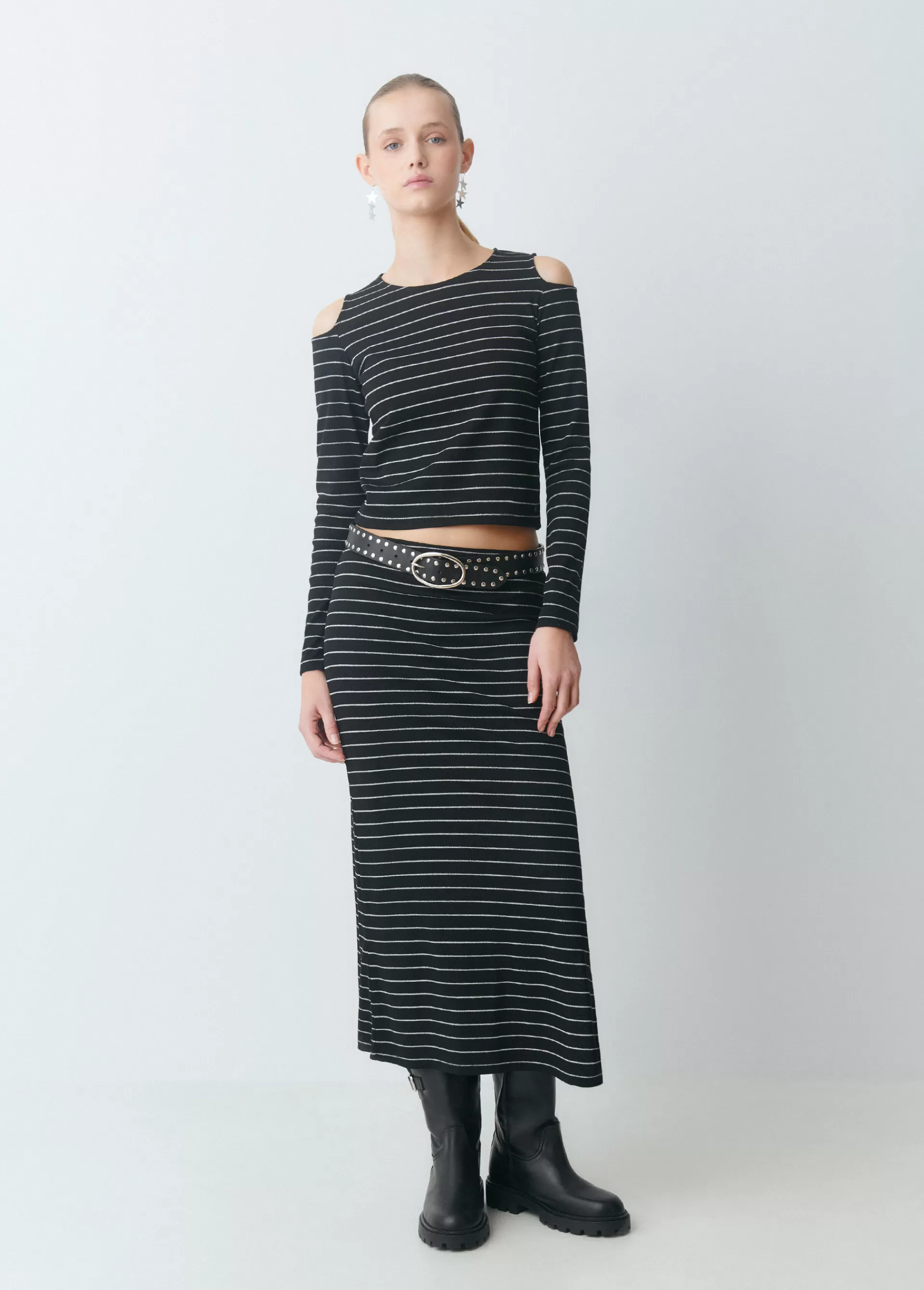 camiseta_raya_lurex_cutout_hombro_2.webp Brownie Camiseta raya lurex cut-out hombro