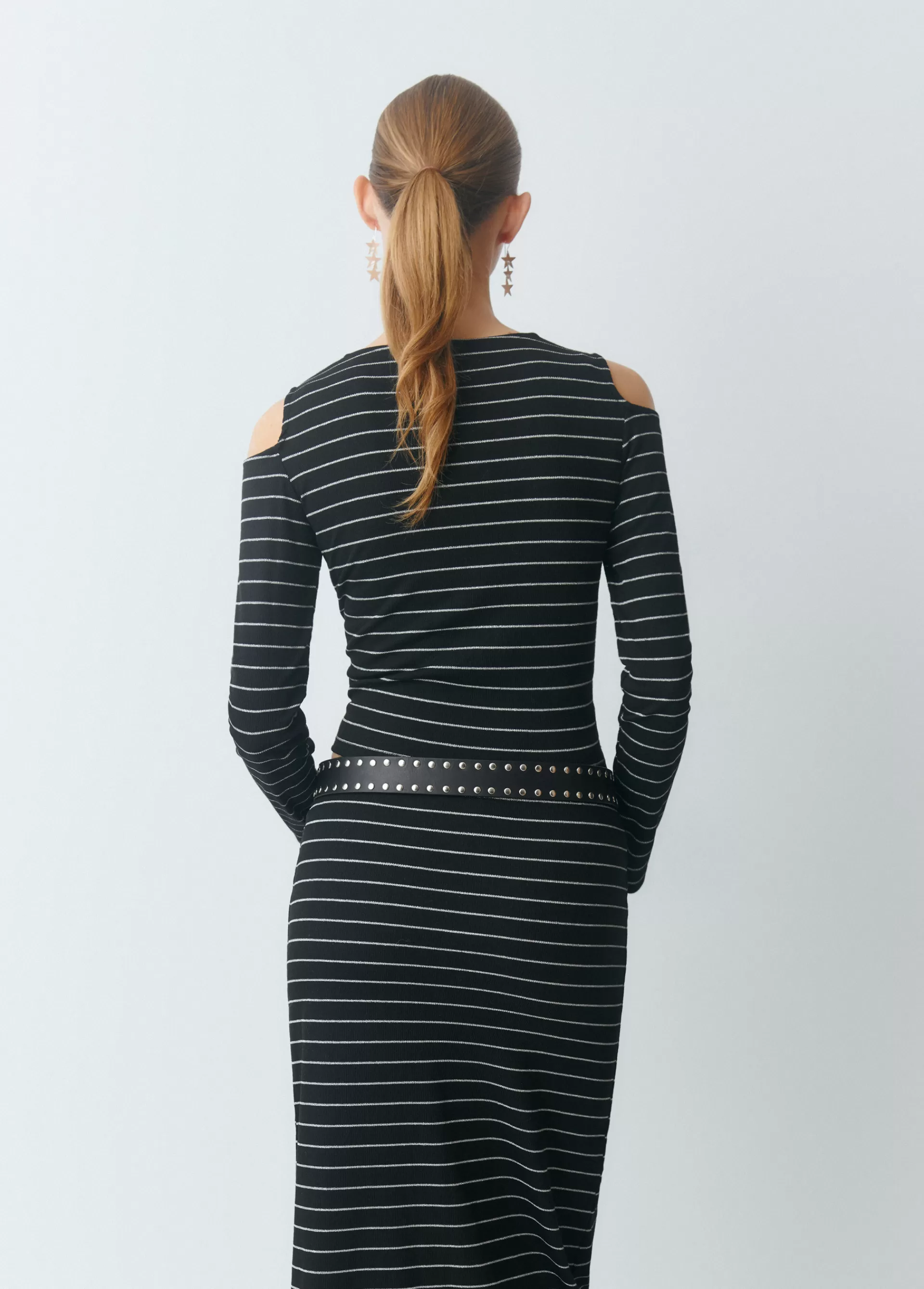 camiseta_raya_lurex_cutout_hombro_3.webp Brownie Camiseta raya lurex cut-out hombro