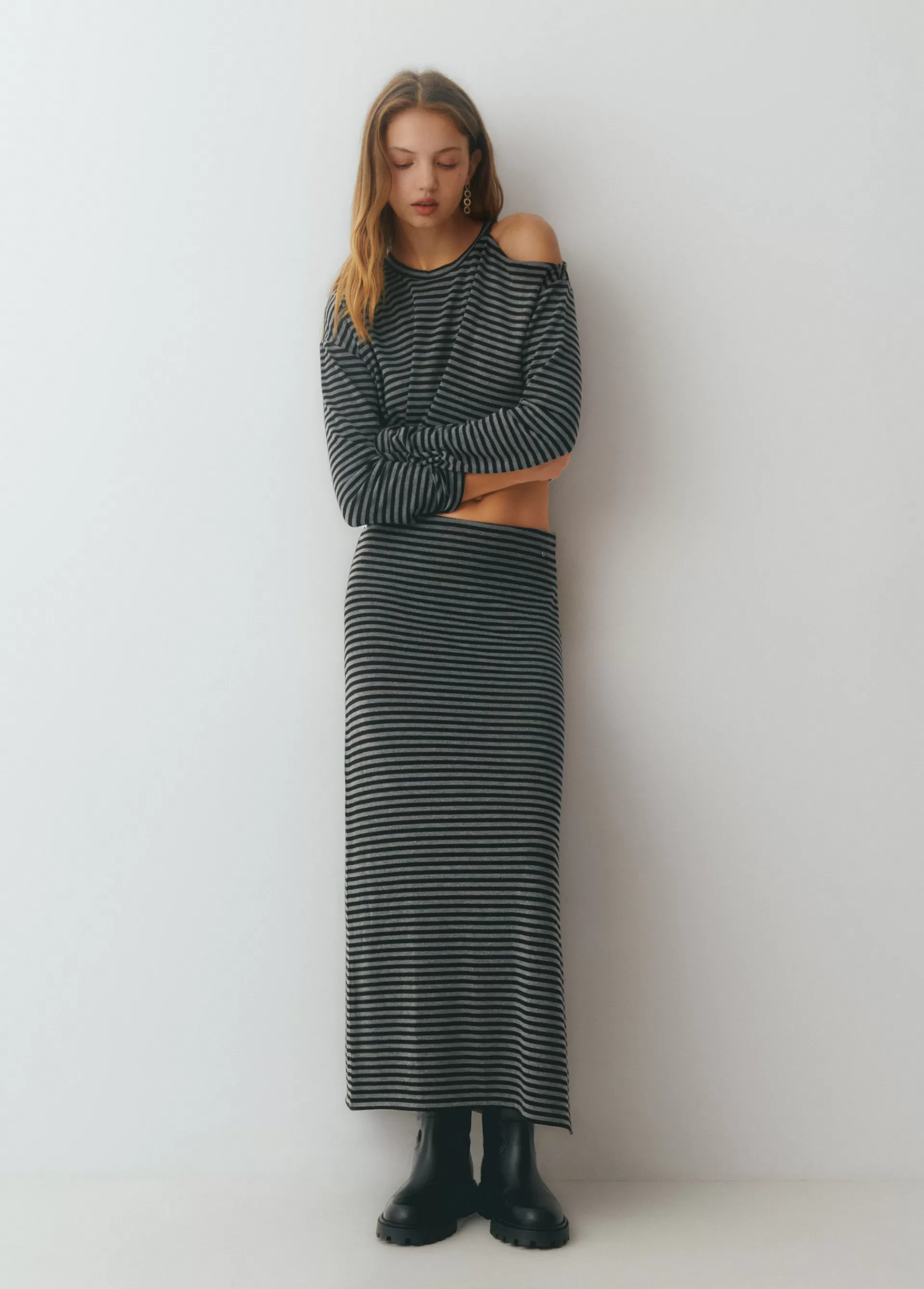 falda_midi_raya_tejida_bicolor_2.webp Brownie Falda midi raya tejida bicolor