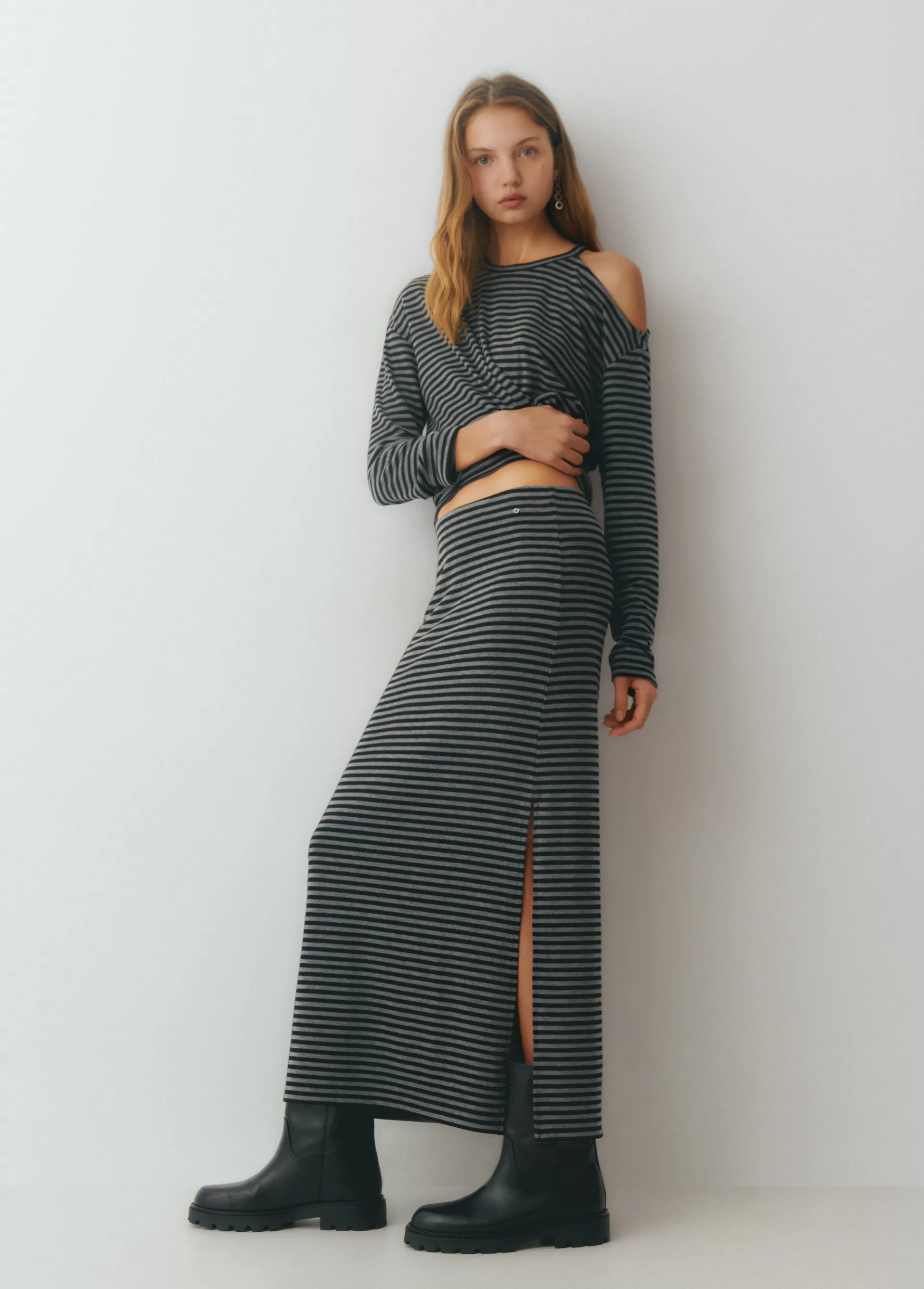 falda_midi_raya_tejida_bicolor_3.webp Brownie Falda midi raya tejida bicolor