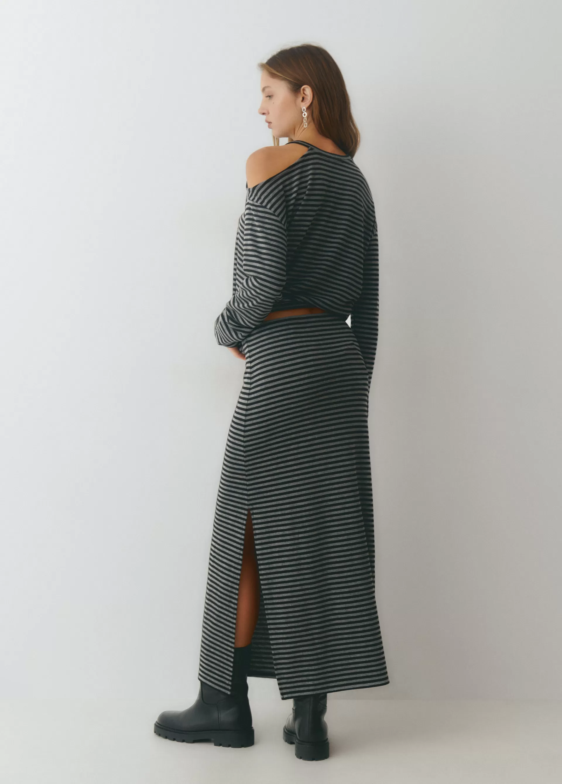 falda_midi_raya_tejida_bicolor_4.webp Brownie Falda midi raya tejida bicolor