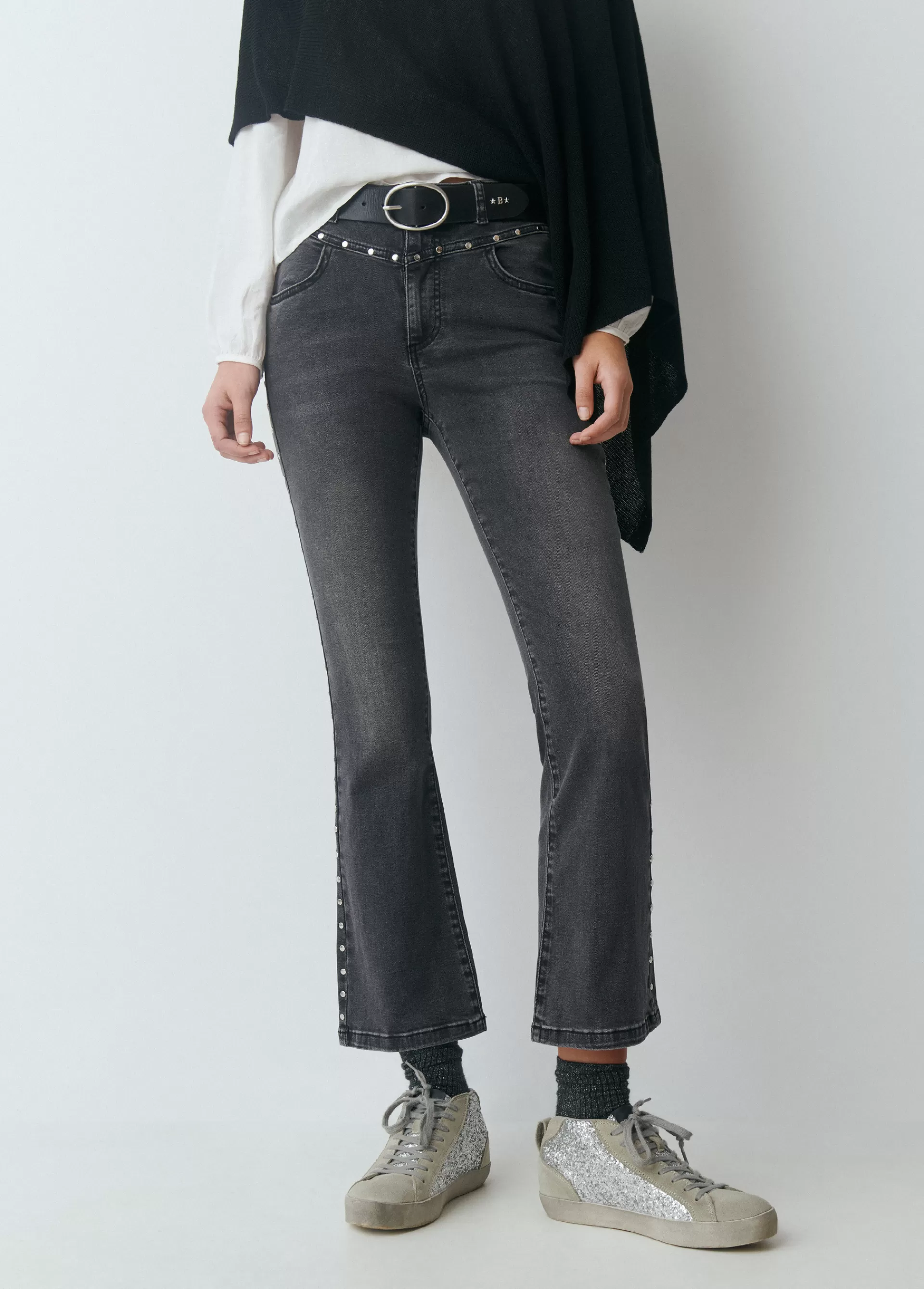 jeans_flare_cropped_tachas_2.webp Brownie Jeans flare cropped tachas