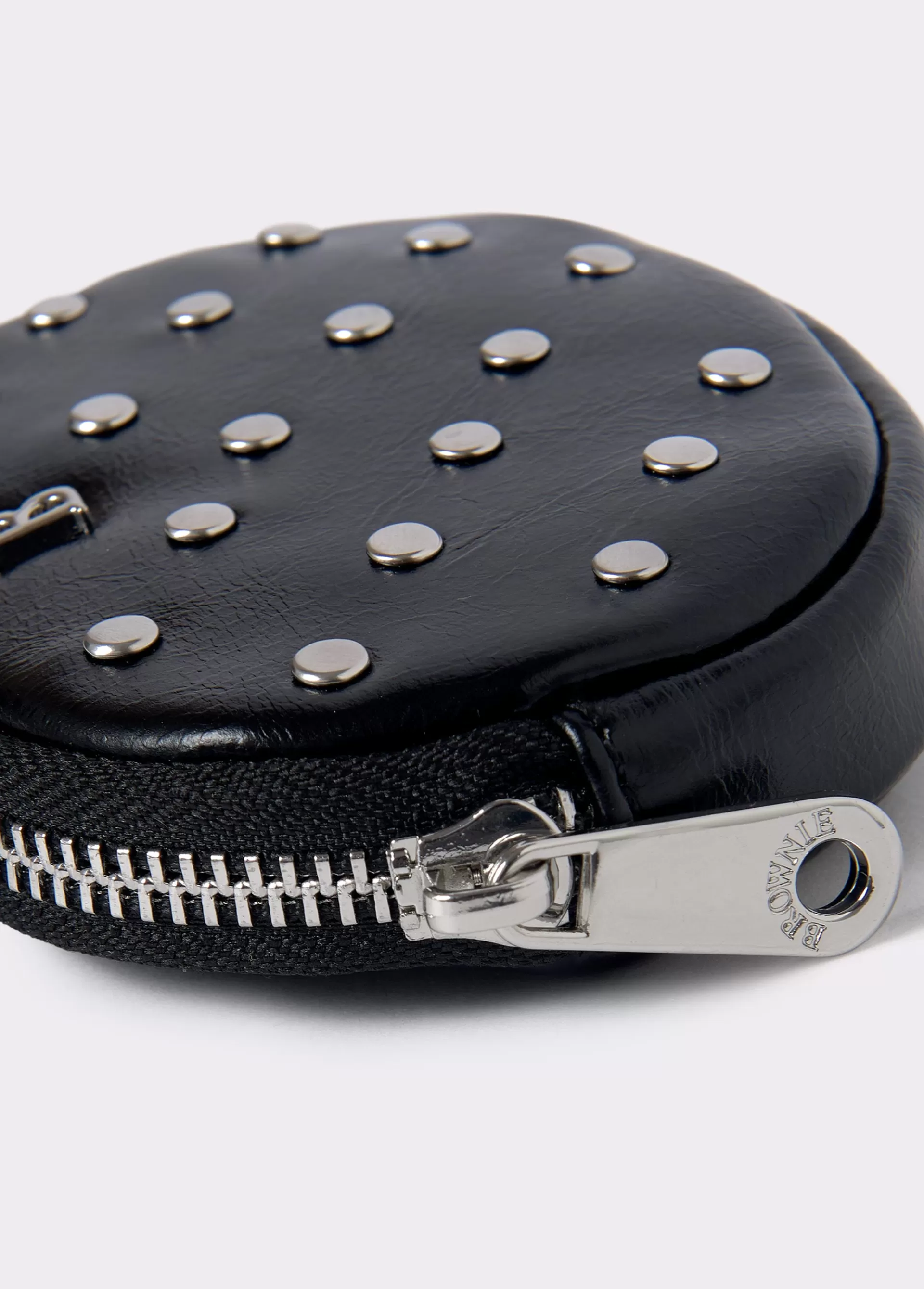 monedero_redondo_tachas_2-1.webp Brownie Monedero redondo tachas