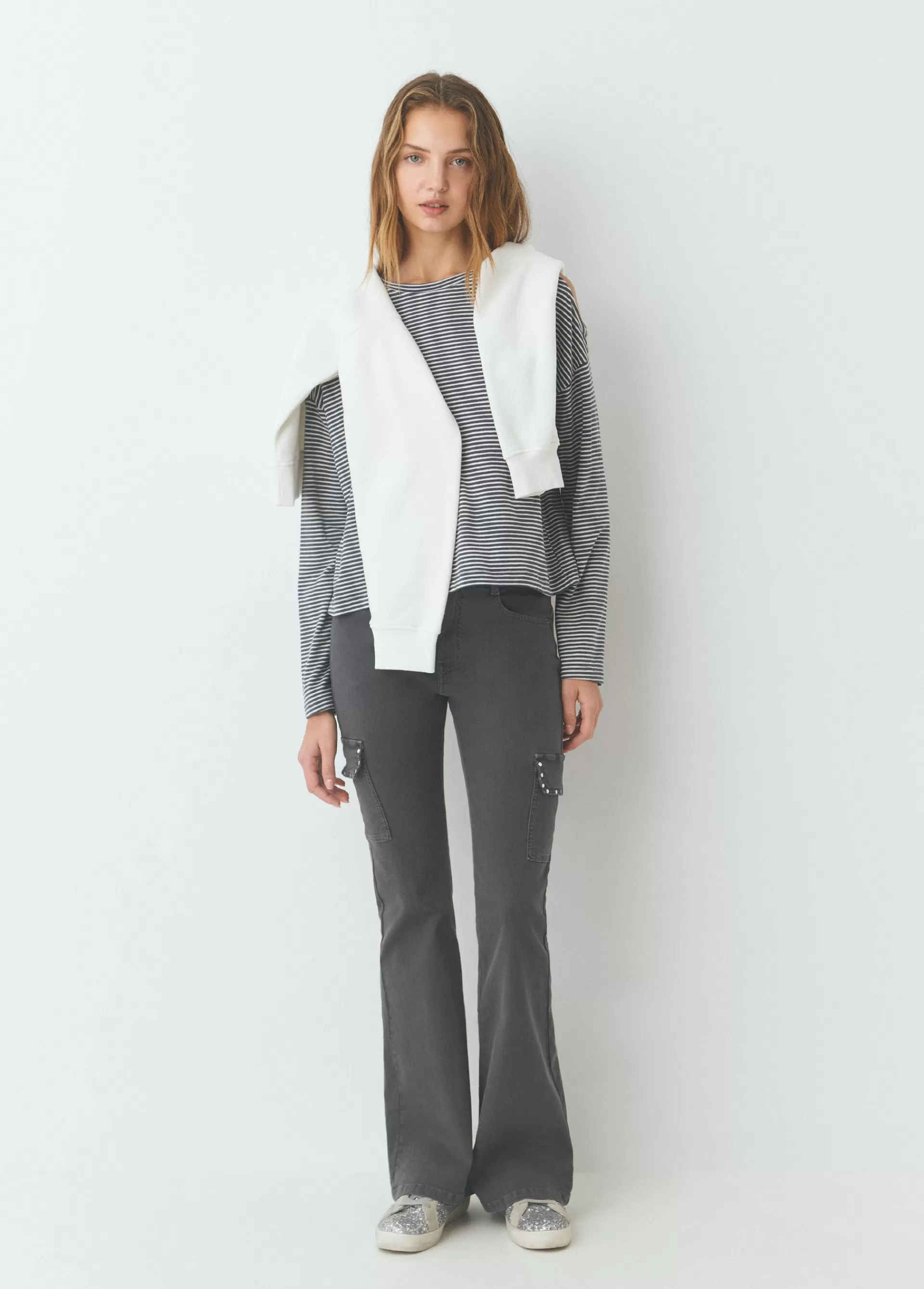 pantaln_campana_cargo_tachas_2.webp Brownie Pantalón campana cargo tachas