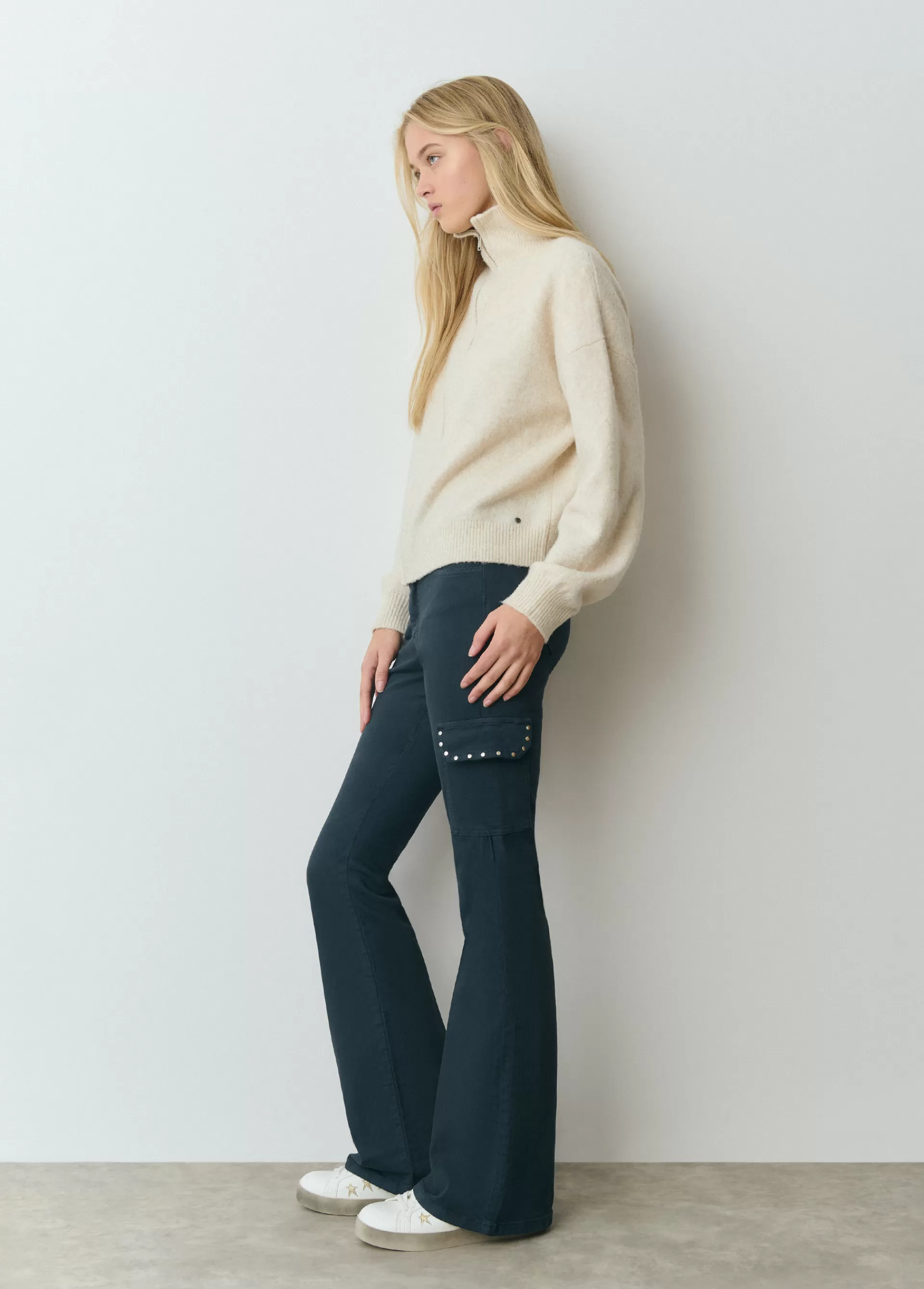 pantalon_campana_cargo_tachas_2.webp Brownie Pantalon campana cargo tachas