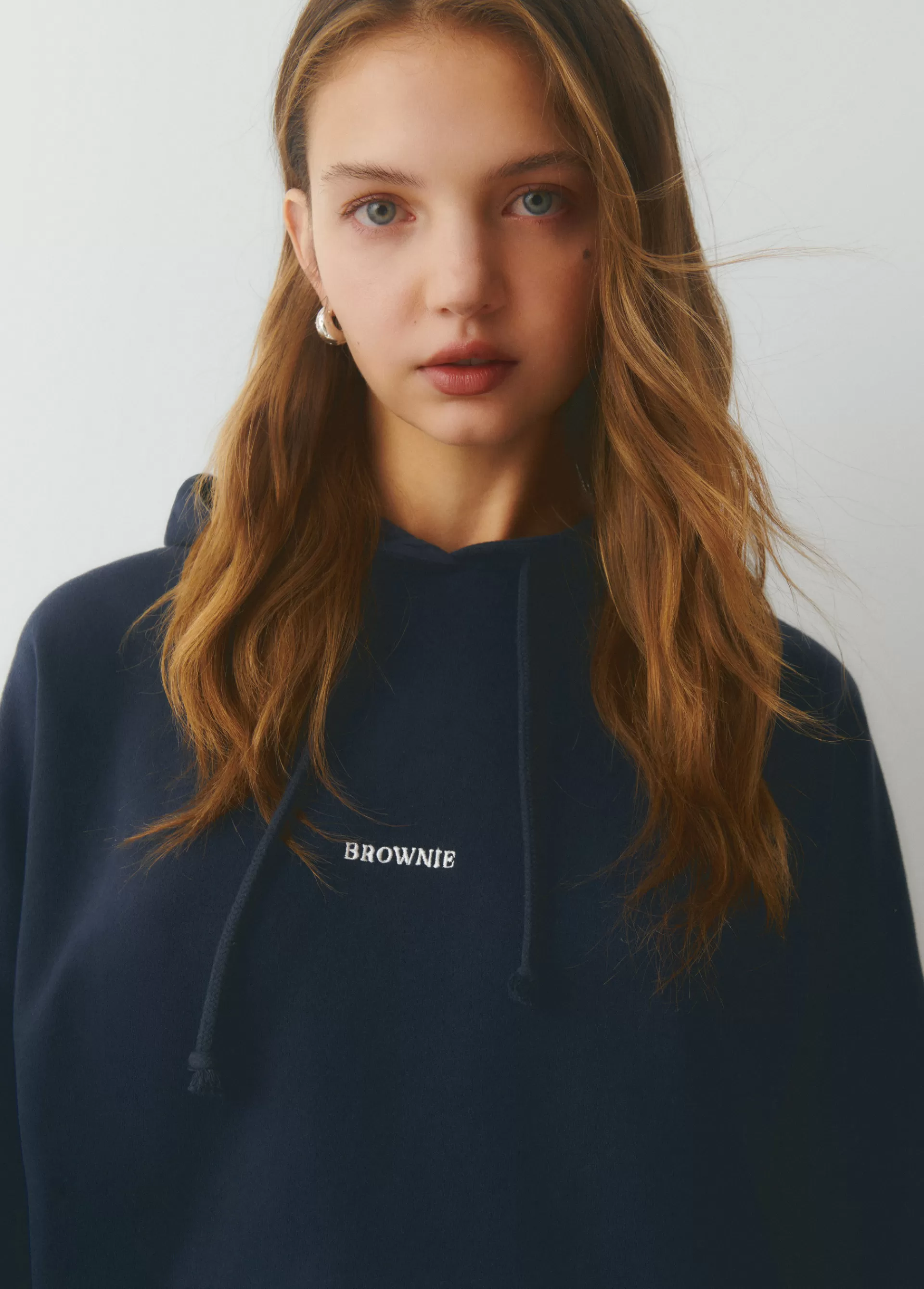 sudadera_con_capucha_y_bordado_2.webp Brownie Sudadera con capucha y bordado